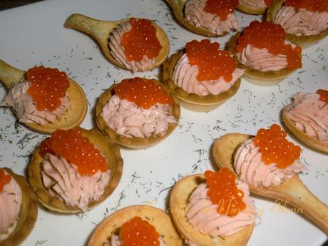 Petit fours de crema de salmón y vodka con pimienta rosa