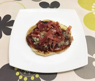 Mini pizza con mermelada de higo y jamón