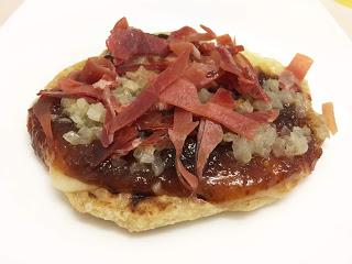 Mini pizza con mermelada de higo y jamón