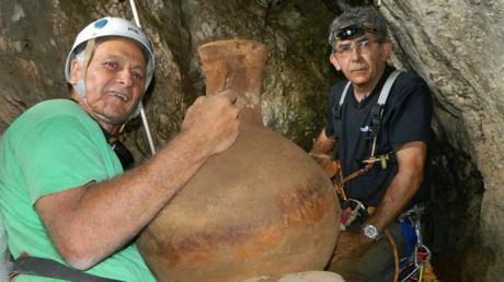 Objetos de 2.000 años de antigüedad rescatados de cueva