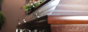 Hacer arreglos fúnebres: ¿deberías elegir cremación o entierro?