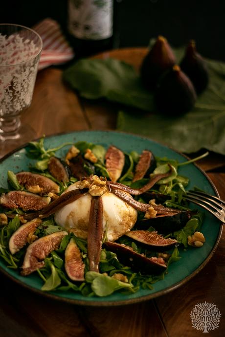 Ensalada de burrata con brevas y anchoas, la ensalada reina del verano