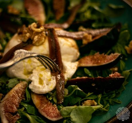 Ensalada de burrata con brevas y anchoas, la ensalada reina del verano