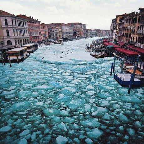 Los canales de Venecia congelados, vénetos y turistas sorprendidos por el fenómeno.