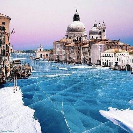 Los canales de Venecia congelados, vénetos y turistas sorprendidos por el fenómeno.