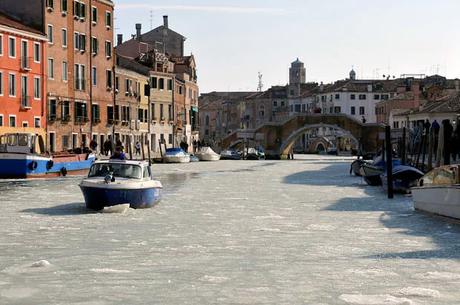 Los canales de Venecia congelados, vénetos y turistas sorprendidos por el fenómeno.