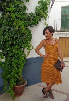 ¿Cómo combinar un vestido mostaza? Ideas de complementos y maquillaje 05 vestido con complementos marrones