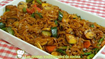 Cómo hacer noodles de arroz con verduras al estilo oriental (fideos de arroz)