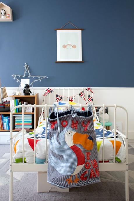 Dormitorio infantil con pared en azul intenso
