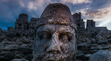 Las cabezas megalíticas de piedra del Monte Nemrut y la puerta del cielo Las cabezas megalíticas de piedra del Monte Nemrut y la puerta del cielo