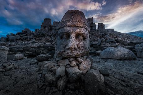 Las cabezas megalíticas de piedra del Monte Nemrut y la puerta del cielo Las cabezas megalíticas de piedra del Monte Nemrut y la puerta del cielo