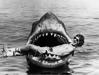 Las películas de tiburones más delirantes que no deberías perderte