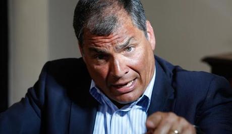Rafael Correa agrede a periodista en Bruselas!