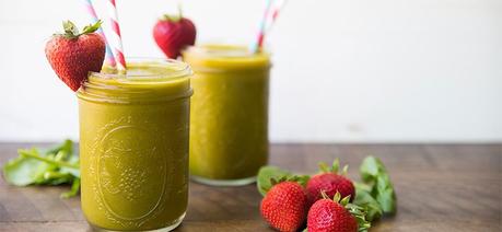 Jugo de alcachofa y fresa