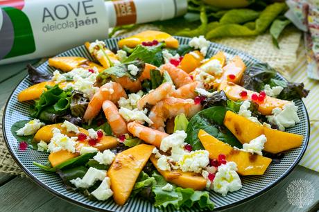 Ensalada de melocotón, langostinos y queso fresco Ensalada de melocotón, langostinos y queso fresco