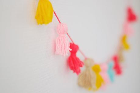 DIY SUMMER: guirnalda de pompones de colores