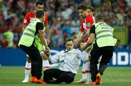 Un intruso accede al campo de fútbol durante el Mundial de Rusia.