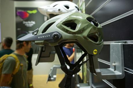 Oakley introduce nuevo casco de mountain bike