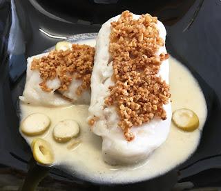Merluza con ajoblanco y crujiente de anacardos