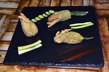 Flores de calabacin rellenas de paté con requesón y hierbabuena