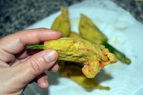 Flores de calabacin rellenas de paté con requesón y hierbabuena