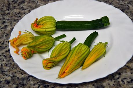 Flores de calabacin rellenas de paté con requesón y hierbabuena