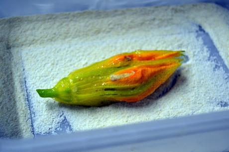 Flores de calabacin rellenas de paté con requesón y hierbabuena