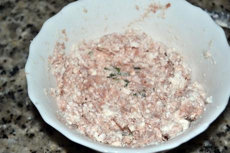 Flores de calabacin rellenas de paté con requesón y hierbabuena