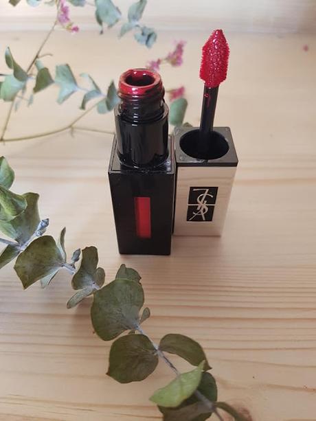 Un bolso de mimbre, un pintalabios, unas gafas de sol y unos zapatos Un bolso de mimbre, un pintalabios, unas gafas de sol y unos zapatos