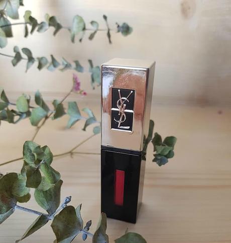 Un bolso de mimbre, un pintalabios, unas gafas de sol y unos zapatos Un bolso de mimbre, un pintalabios, unas gafas de sol y unos zapatos