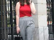 Outfit para trabajar detalles rojos