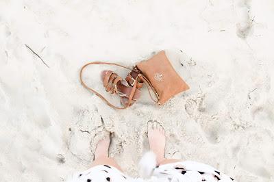 Zapatos en la playa