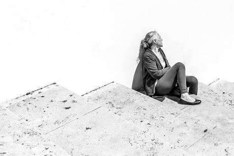 La imagen puede contener: una o varias personas y calzado