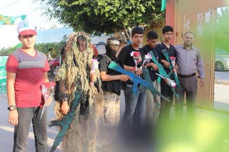 Ya están aquí, los campamentos de verano infantiles de Hamas.