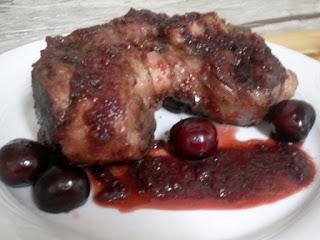 Codillo con salsa de cerezas