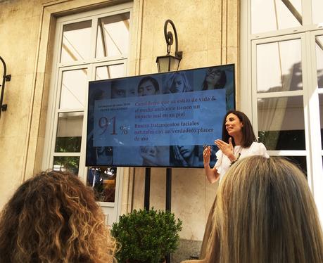 La responsable de Nuxe explicándonos la línea Cème Prodigieuse Boost. Visita a la Residencia del Embajador Francés y Nuxe