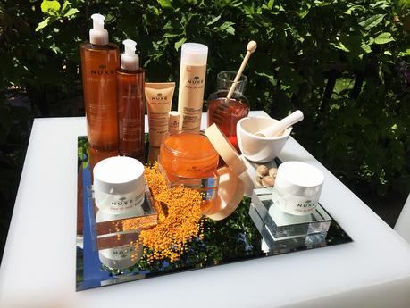 Stand de la gama Rêve Miel de Nuxe Visita a la Residencia del Embajador Francés y Nuxe