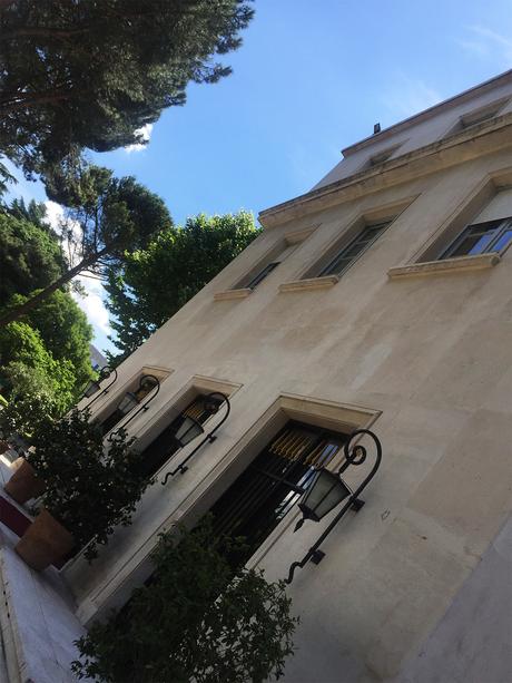 Sólo con ver la entrada principal ya sabías dónde te metías. Visita a la Residencia del Embajador Francés y Nuxe