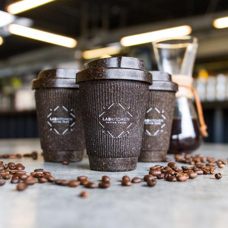 Tazas para el café hechas con café para reducir los residuos plásticos Tazas para el café hechas con café para reducir los residuos plásticos