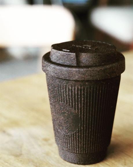 Tazas para el café hechas con café para reducir los residuos plásticos