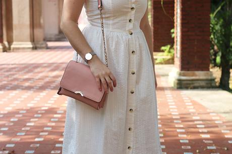 Vestido blanco y corona de flores para verano