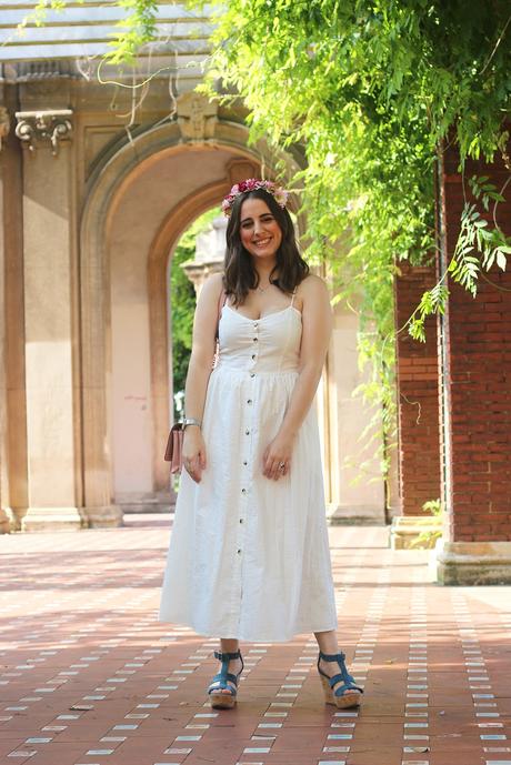 Vestido blanco y corona de flores para verano