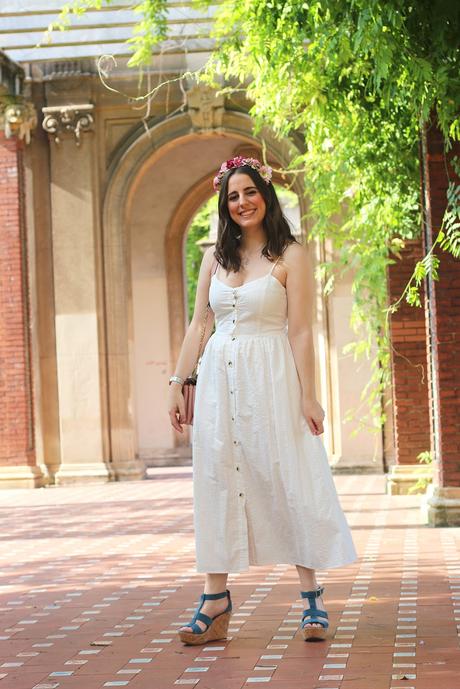 Vestido blanco y corona de flores para verano