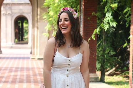 Vestido blanco y corona de flores para verano