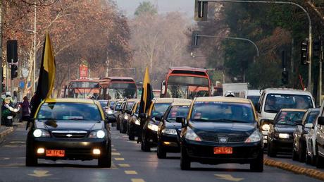 Taxistas convocan paro nacional tras rechazo a la polémica “Ley Uber”