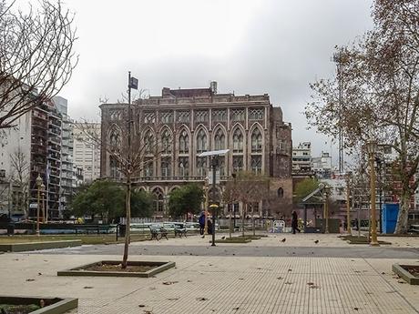 La plñaza y al fondo la Facultado de Ingenieria en Buenos Aires.