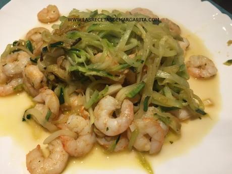 Salteado de espaguetis de calabacín con gambas