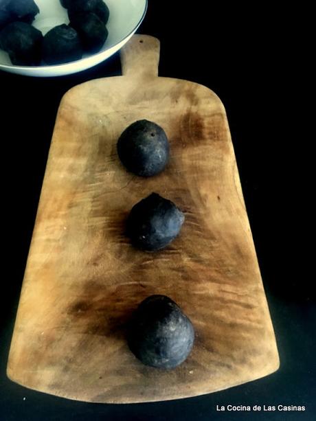 Bollos Preñaos de Pan Negro y Chipirones en su tinta