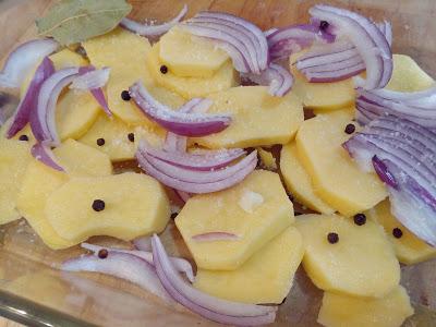 BRECA AL HORNO SOBRE CAMA DE PATATAS Y CEBOLLA MORADA