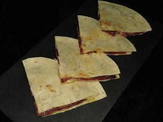 QUESADILLA DE CECINA Y QUESOS